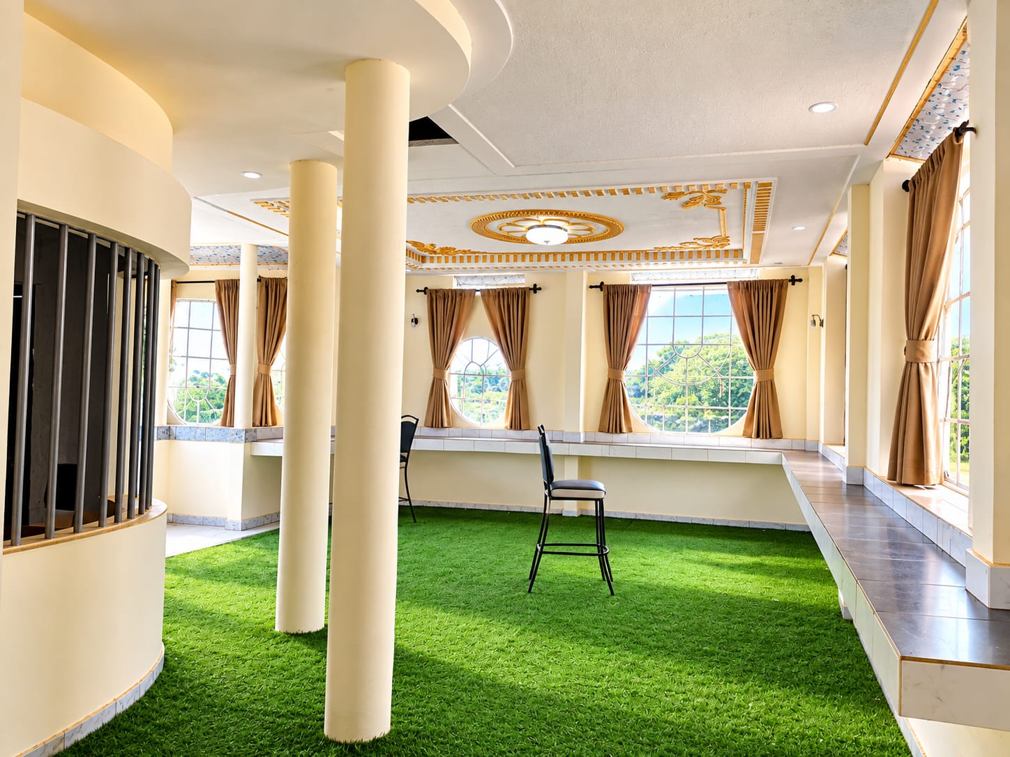 LE-VOYAGE scenic rooftop terrace and lounge