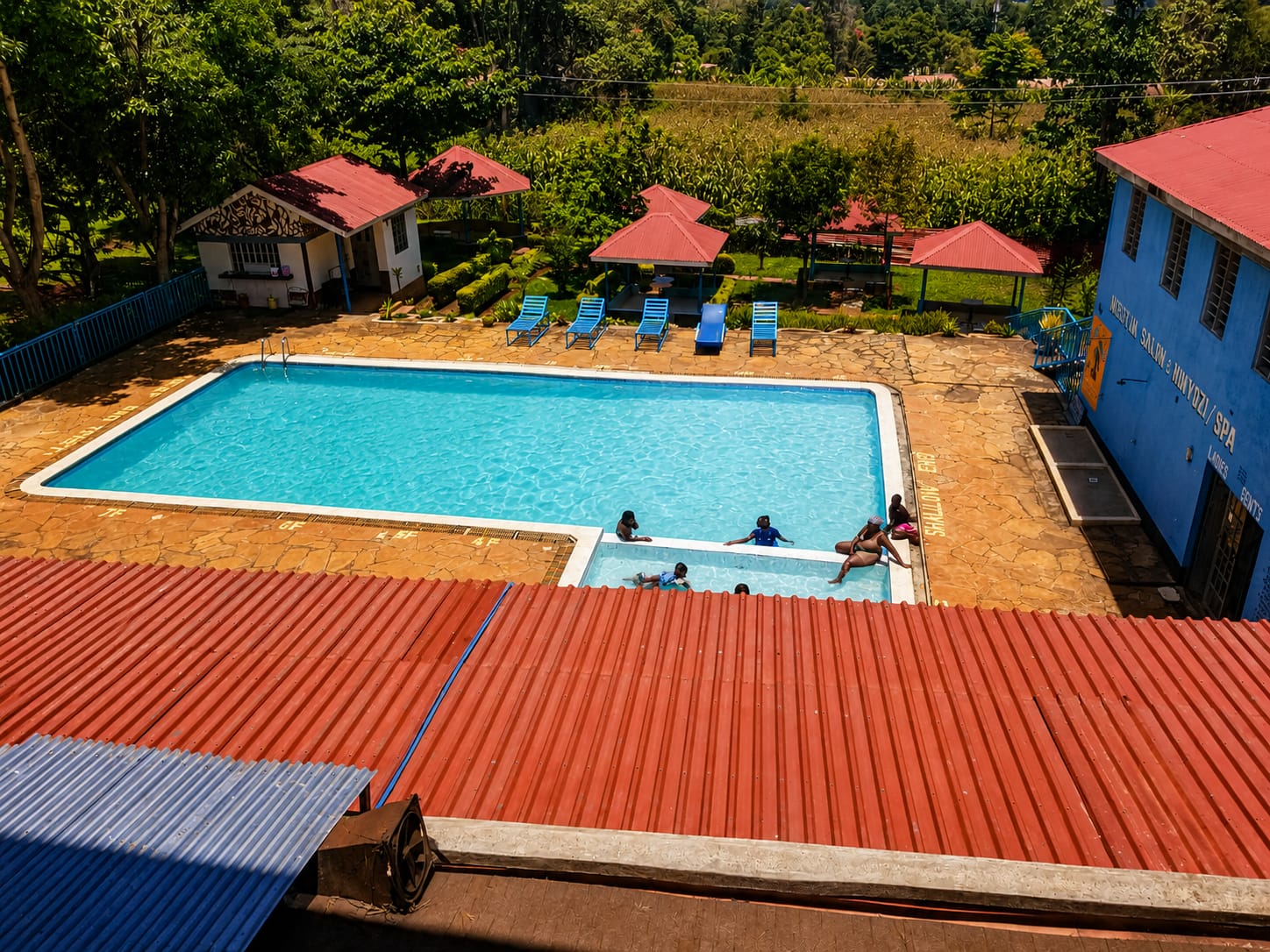 LE-VOYAGE swimming pool area